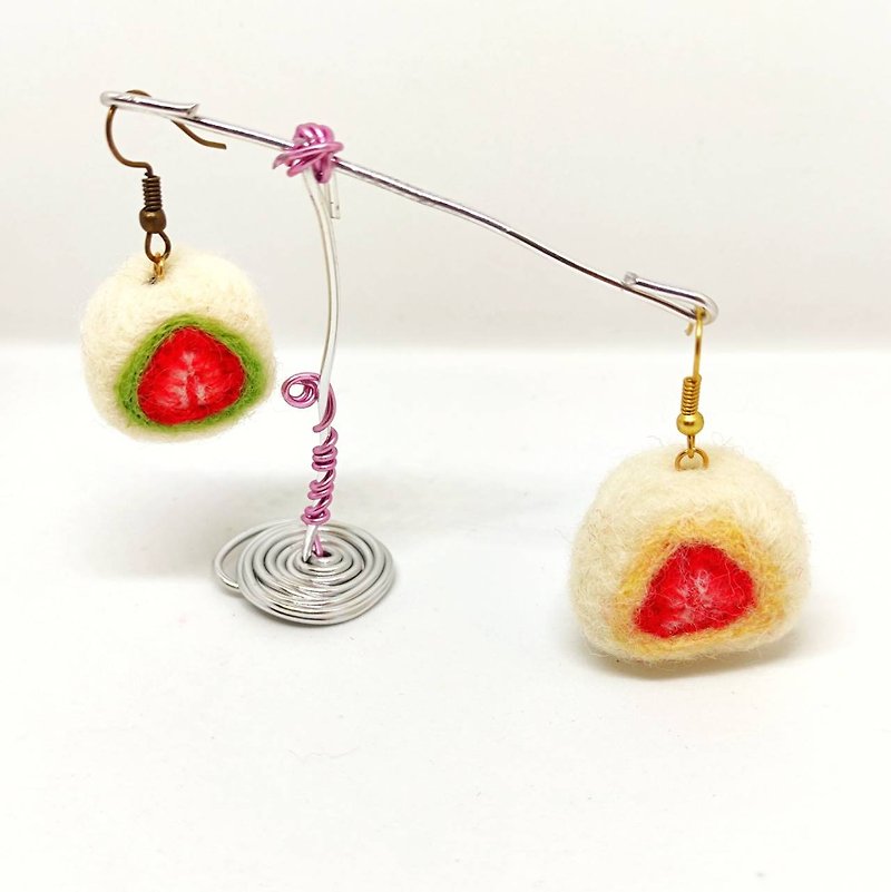Strawberry Daifuku wool felt aluminum Clip-On earrings - ต่างหู - ขนแกะ หลากหลายสี