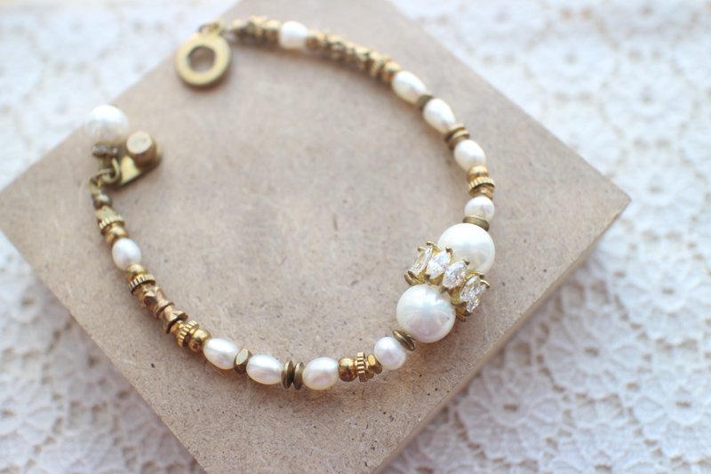 Snow~ Shell/ zircon/ pearl/ brass handmade bracelet - Bracelets - Other Metals 