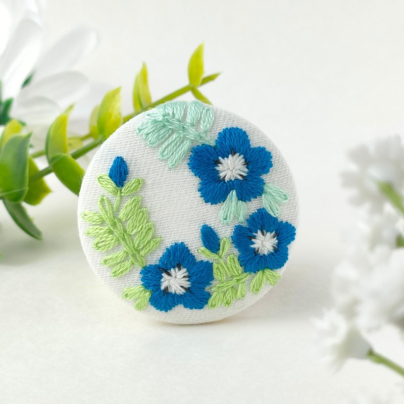 繡球花刺繡胸針 或 刺繡髮圈 (白色) - 心口針/胸針 - 棉．麻 藍色