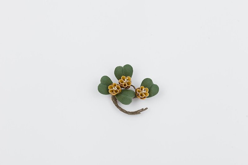 [Chu Duo Brooch] Handmade cloth flower plant brooch-Xin Ye Mei Literary Sen female gift custom bridal corsage suit brooch - เข็มกลัด - ผ้าฝ้าย/ผ้าลินิน สีเขียว
