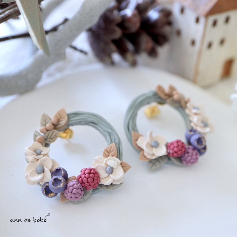 Berry and flower wreath earrings - ต่างหู - ดินเหนียว หลากหลายสี