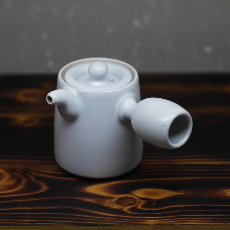 潤白釉彎嘴桶身側把茶壺【二】 手作陶藝 茶道具 - 茶壺/茶杯/茶具 - 陶 白色