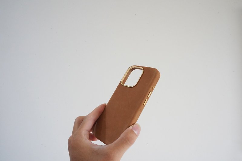 Suede cowhide iPhone 13/14/15 full range gold frame MagSafe all-inclusive mobile phone case - เคส/ซองมือถือ - หนังแท้ สีนำ้ตาล