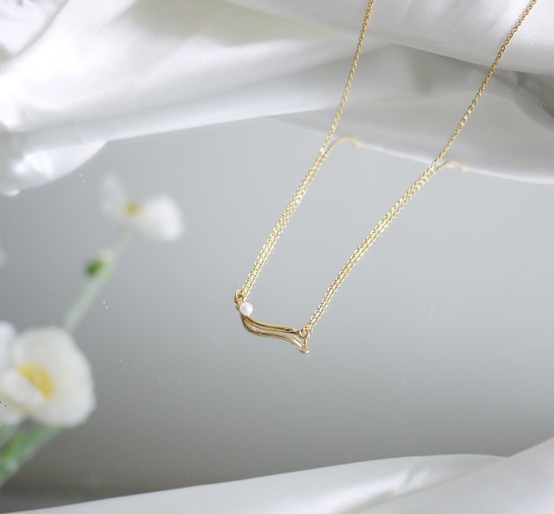 Delicate Curved Design Small Pearl Necklace - สร้อยคอ - โลหะ สีทอง