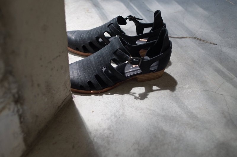 ZOODY / fossil / handmade shoes / flat side sandals / black - รองเท้ารัดส้น - หนังแท้ สีดำ