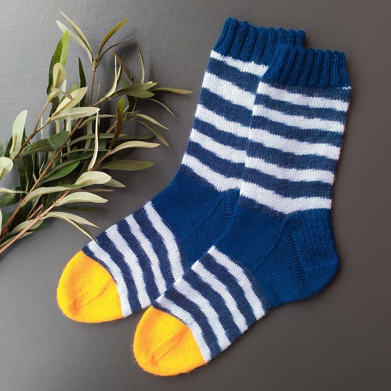 Bright warm mens hand-knitted socks/ Warm knitted accessory - ถุงเท้า - ขนแกะ หลากหลายสี