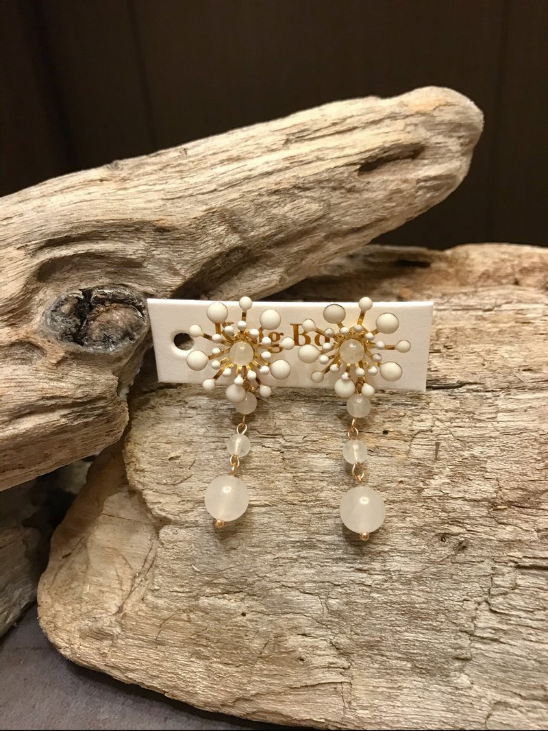 冒牌老闆娘Kingboss白色琺瑯白玉髓金屬花夾式耳環 - 耳環/耳夾/耳骨夾 - 其他材質 白色