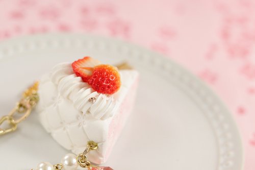粘土のいちごサンセバスチャンケーキのバッグチャーム樹脂粘土