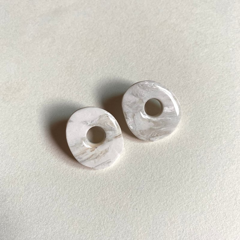 Handmade soft pottery earrings Ripple series donut-shaped ear pins and Clip-On - ต่างหู - ดินเผา ขาว