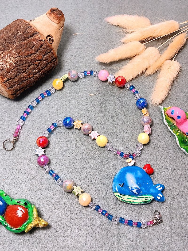悠游鯨魚 手作黏土項鍊 陶土 手繪捏製 鋼絲線不銹鋼釦 串珠 - 項鍊 - 黏土 藍色