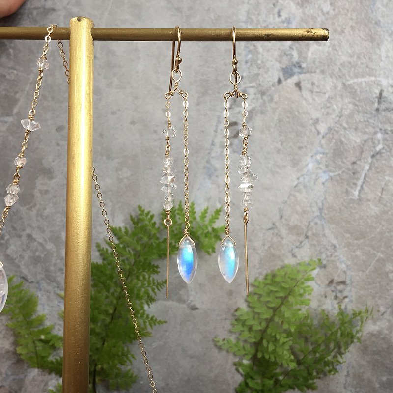 Handmade earrings Tianma lovers moonstone - ต่างหู - เครื่องเพชรพลอย สีน้ำเงิน