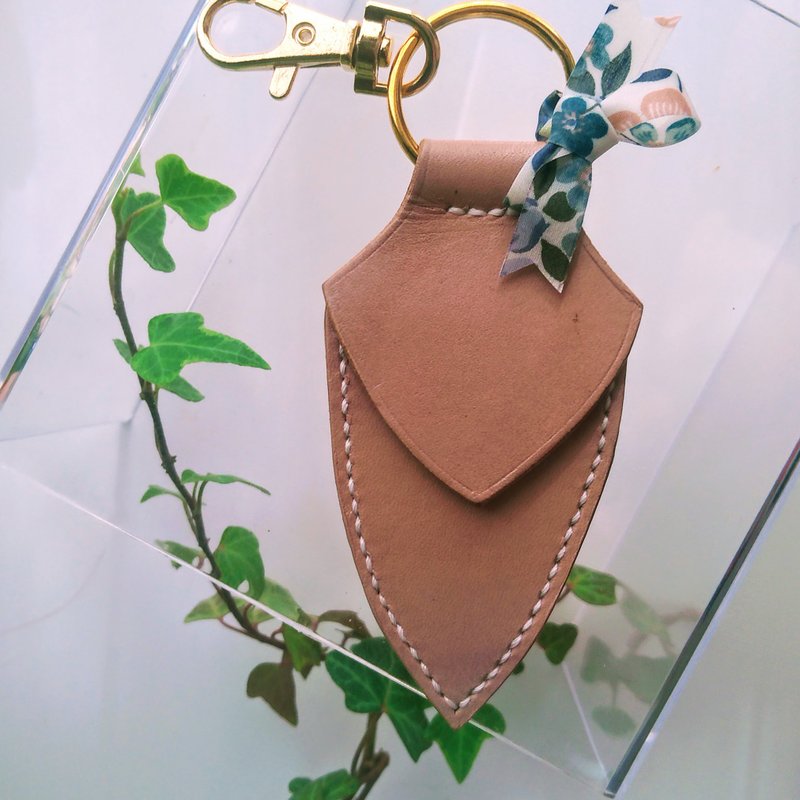 本革ー手縫いーリバテープリントリボンのポケット1キーホルダーベージュ－花柄 - 鑰匙圈/鑰匙包 - 真皮 