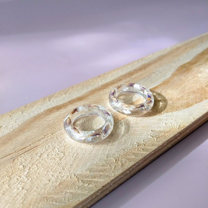 寬版 薰衣草 白梅 戒指 透明 真花戒指 乾燥花 樹脂戒指 - 戒指 - 樹脂 透明