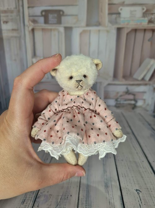 Amitoysgifts 迷你泰迪熊禮物。收藏的泰迪熊衣服。穿裙子的小熊