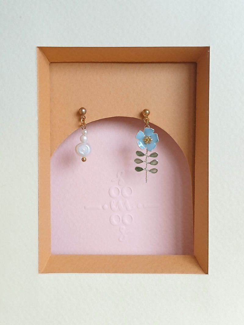 Little Cute Flower (After the Rain)・Asymmetric type with pearl - Earrings & Clip-ons - Copper & Brass 