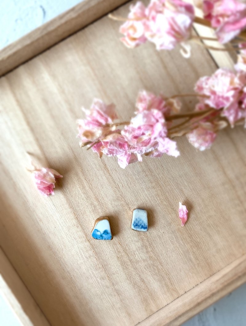 小ぶり シー陶器 金継ぎ ライン ピアス ノンホールピアス 小さい 青 白 ブルー ホワイト ゴールド 金  水色 ライトブルー 陶器 やきもの ギフト - 耳環/耳夾/耳骨夾 - 陶 藍色