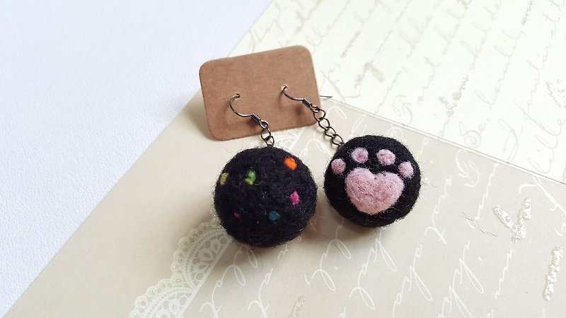 Original wool felting cat meat ball earrings fantasy planet black meow star models (a pair of areas, you can change the folder type Oh! - ต่างหู - ขนแกะ สีดำ