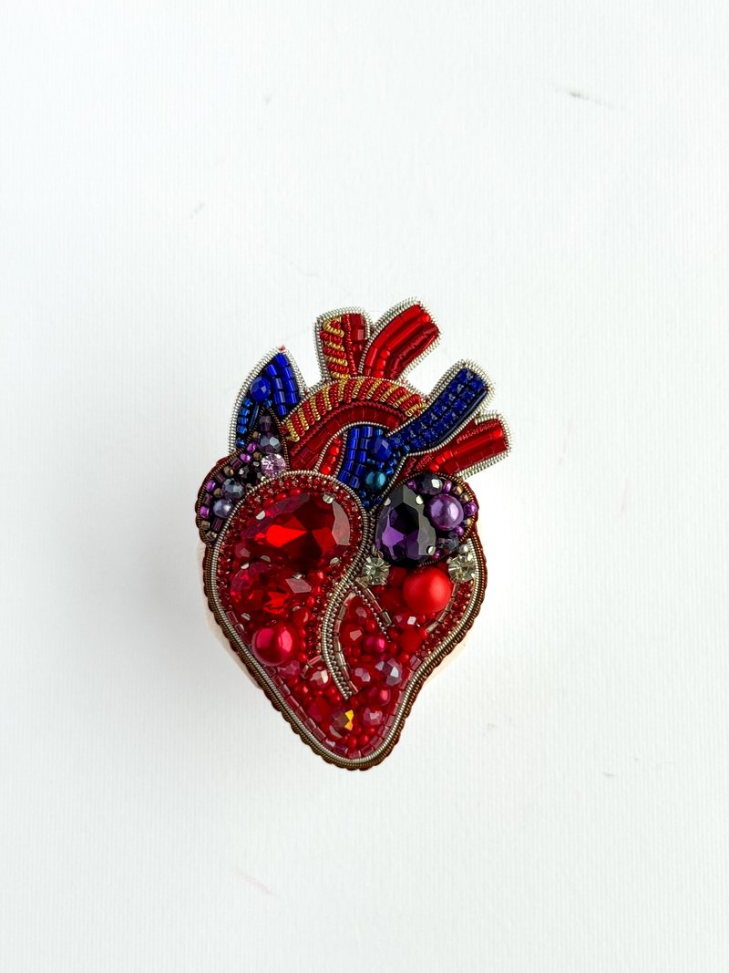Beaded Anatomical Heart Brooch – Handmade Statement Jewelry - เข็มกลัด - วัสดุอื่นๆ สีแดง