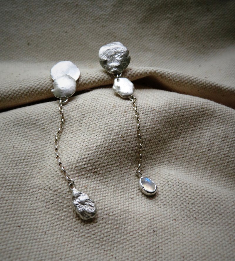Lichen Moonstone Sterling Silver Earrings - ต่างหู - เงินแท้ สีเงิน