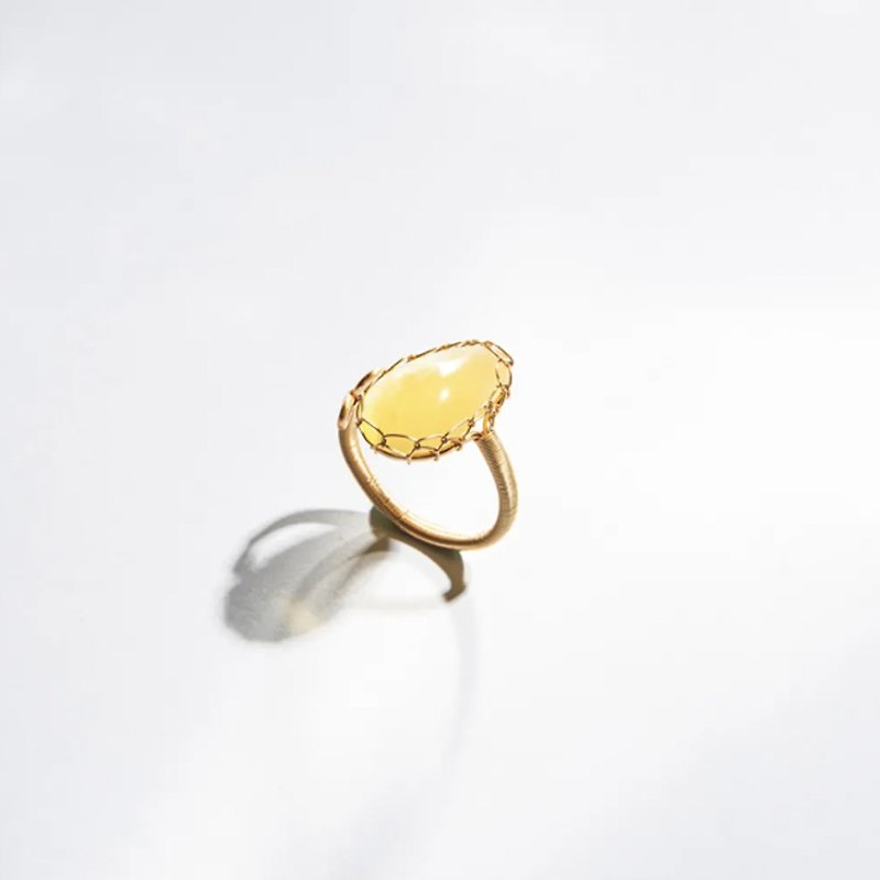 海底的黃寶石14K天然琥珀蜜蠟戒指 TREASURE RING - 戒指 - 半寶石 黃色