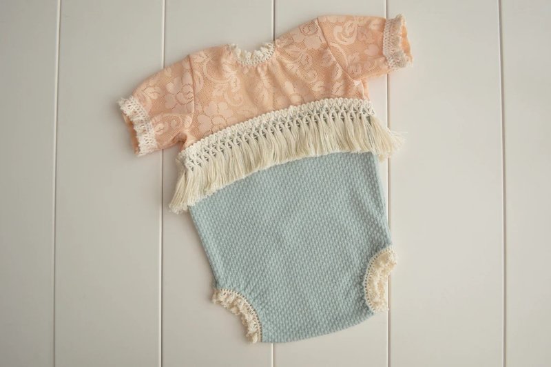 Newborn girl beige and pale teal lace photo prop romper. Frilly onesie first pic - 其他 - 其他材質 藍色