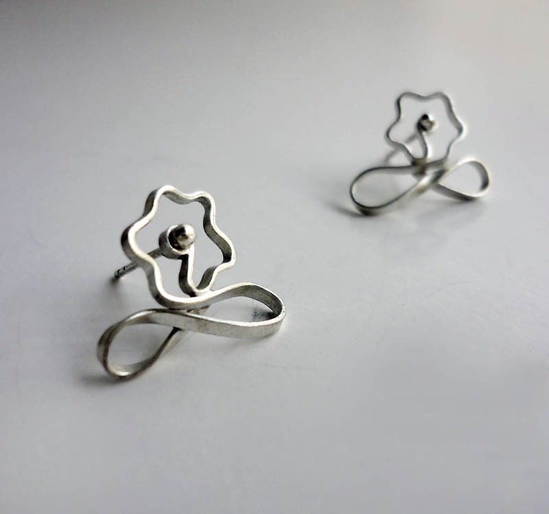 Angelic silver thread infinite flower section sterling silver earrings - ear needle - ต่างหู - โลหะ สีเทา