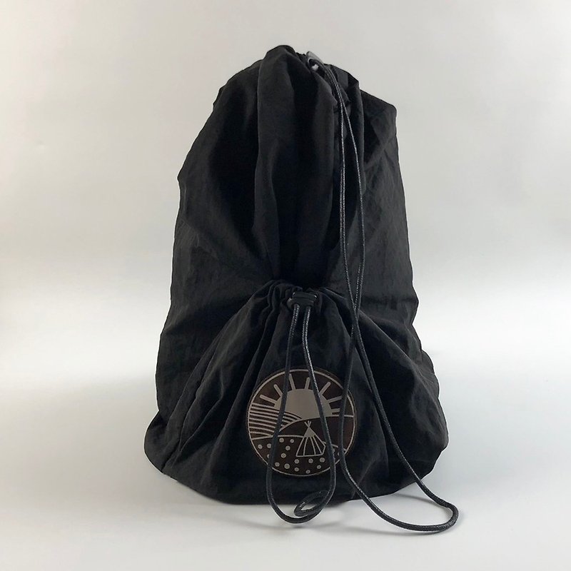 Water-repellent and ultra-lightweight crossbody bag with drawstring top, black/military green - กระเป๋าแมสเซนเจอร์ - ไนลอน หลากหลายสี