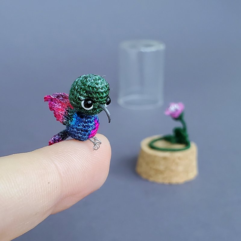 Extreme micro hummingbird. Custom dollhouse miniature. Micro crochet bird. - 玩偶/公仔 - 棉．麻 藍色