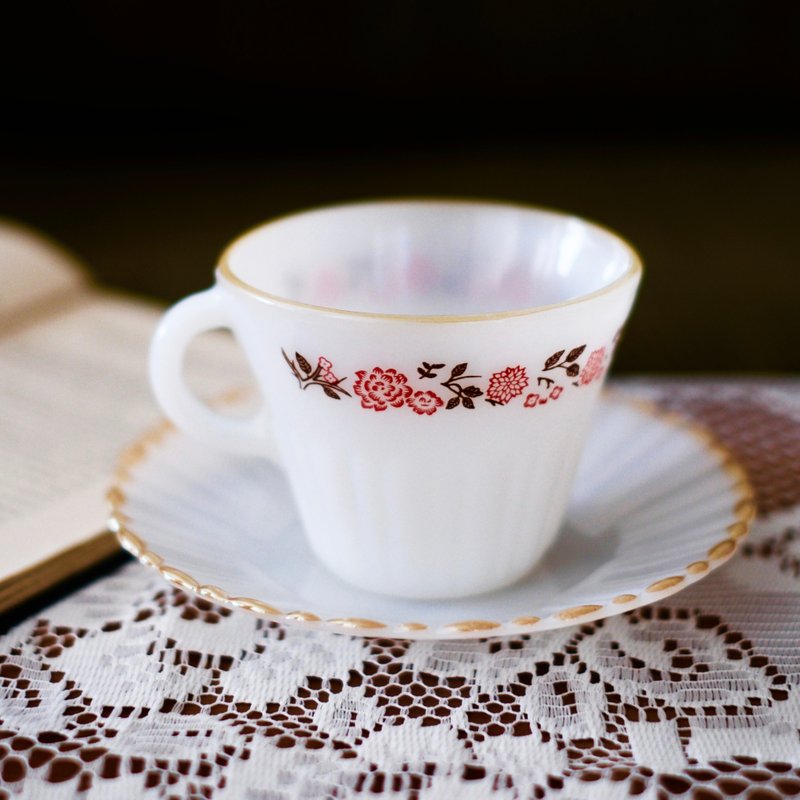 1970 Mexican Termocrisa red daisy milk glass and saucer - แก้วมัค/แก้วกาแฟ - แก้ว ขาว