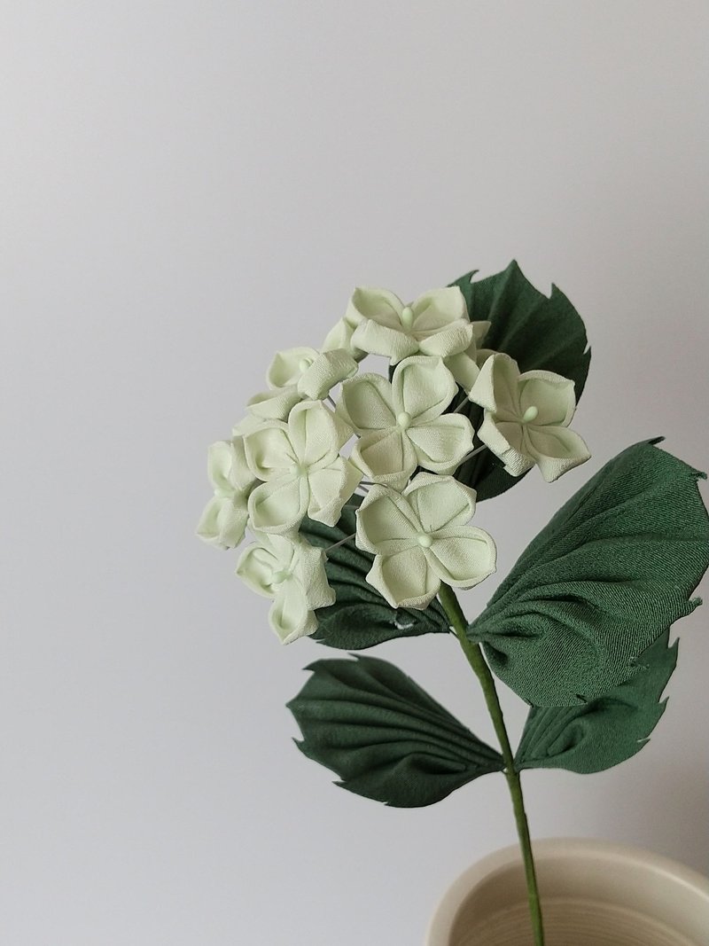 [New color] Hydrangea made from old cloth in the Tsumami Crafts - Yellow-green Ichirin series - ของวางตกแต่ง - ผ้าไหม สีเขียว