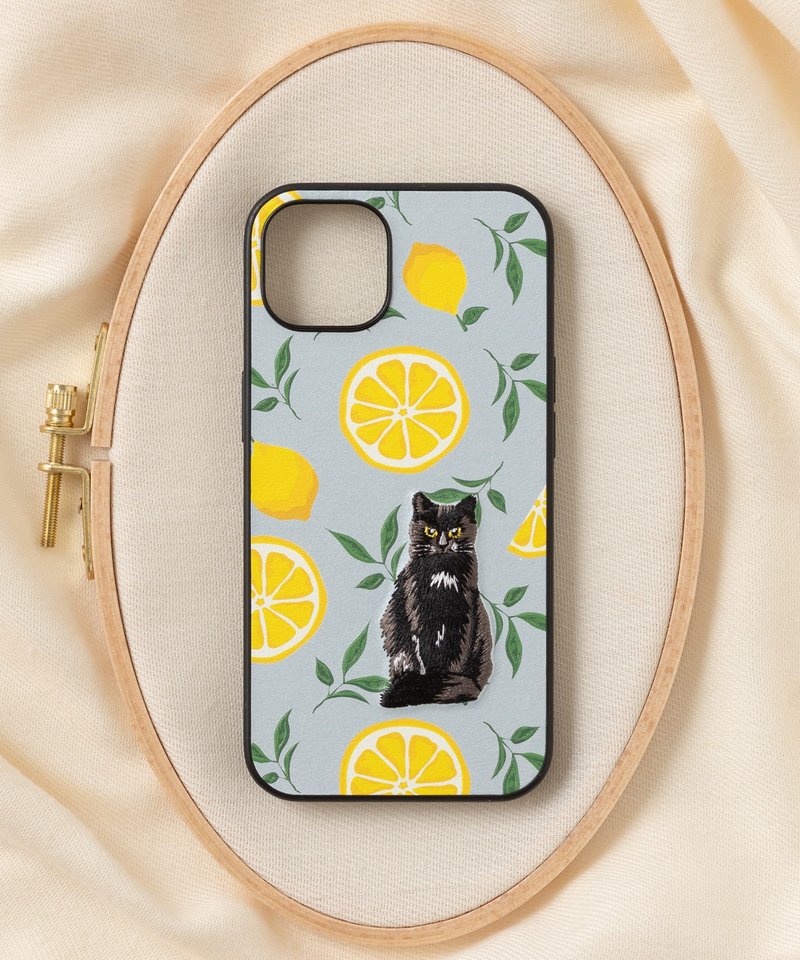 立體刺繡手機殼 iPhone 13 PBAT PU合成皮革 貓咪x檸檬 - 手機殼/手機套 - 聚酯纖維 多色