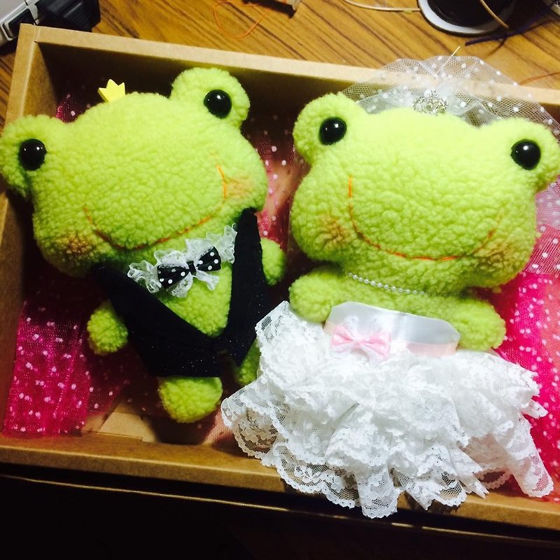 RABBIT LULU Frog Prince Princess Wedding Gift An Bed Doll Car Head Color Wedding Arrangement - ตุ๊กตา - ผ้าฝ้าย/ผ้าลินิน สีเขียว