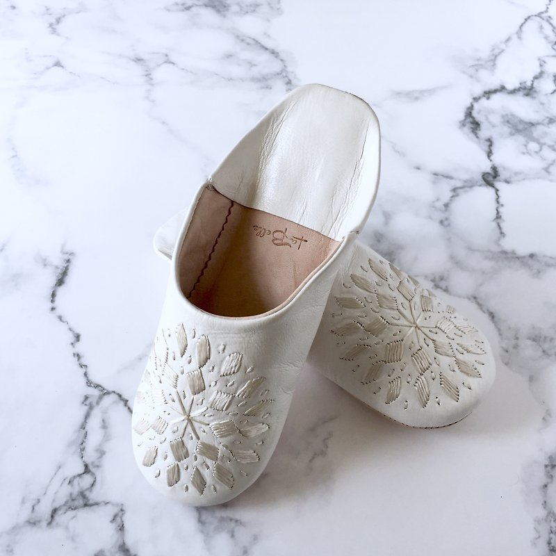 Elegant babouche (slippers) Broadly blanc with hand-stitched embroidery - Indoor Slippers - Genuine Leather White