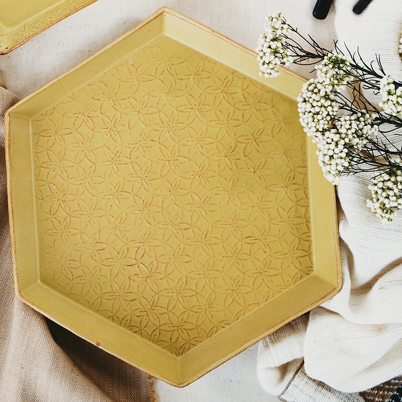 [夏の黄色い花] 1日の心配している草と浅い彫刻された花の六角形の皿（M） - 皿・プレート - 陶器 