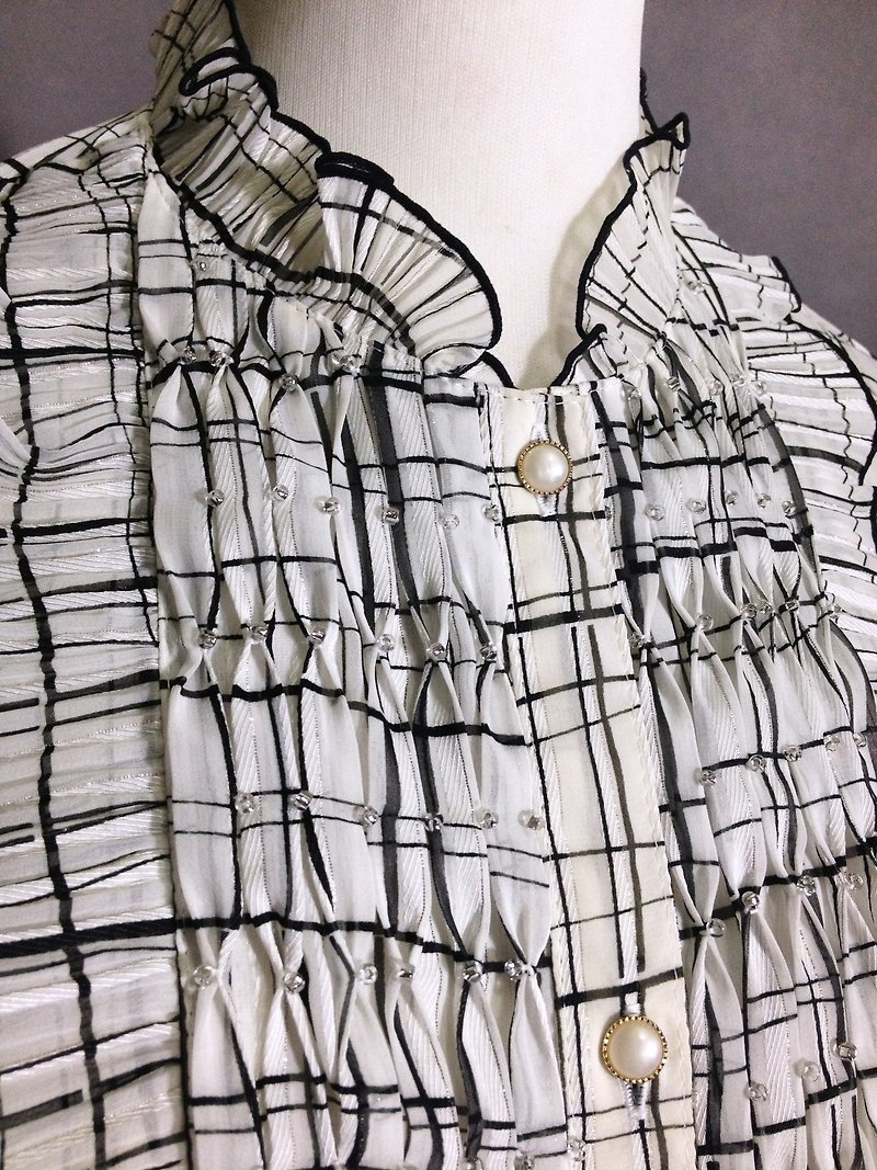 Ping-pong vintage [vintage shirt / black and white textured vintage beaded flounced blouse] abroad back VINTAGE - เสื้อเชิ้ตผู้หญิง - เส้นใยสังเคราะห์ ขาว