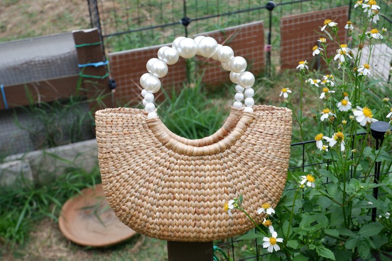 pearl straw bag woven handmade summer กระเป๋าถือผู้หญิง กระเป๋าสาน กระเป๋าแฮนเมด - กระเป๋าถือ - พืช/ดอกไม้ 