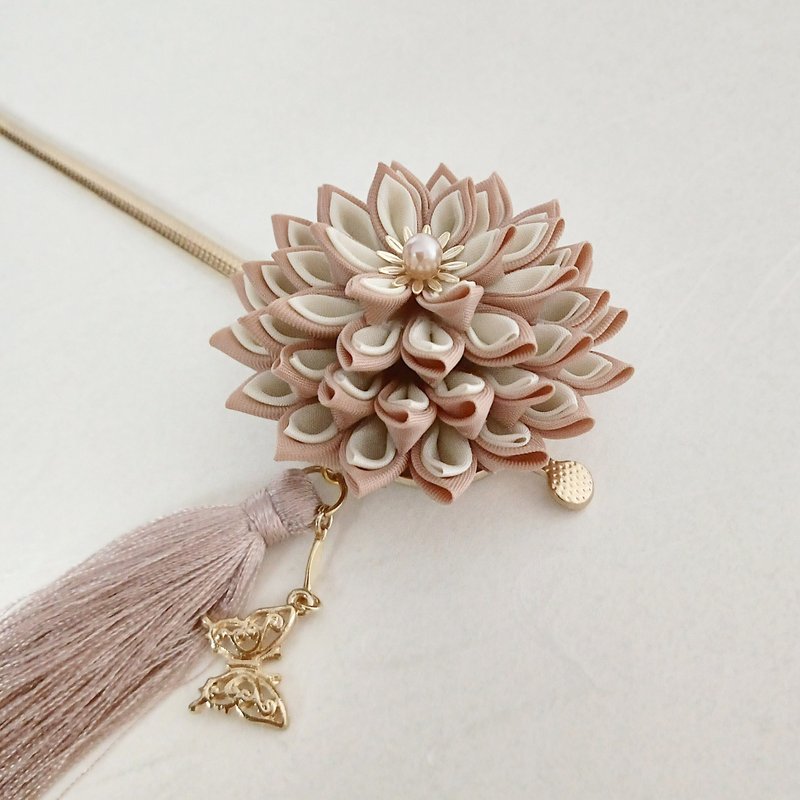 つまみ細工の花と蝶のかんざし　タッセル付き　ピンクベージュ - 髮夾/髮圈 - 棉．麻 粉紅色