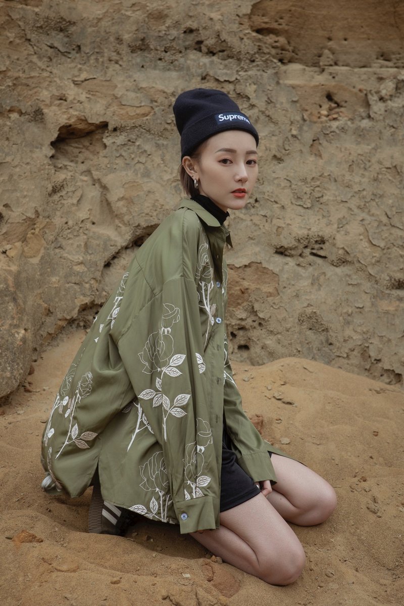 EMBROIDERED ROSE SHIRT OLIVE - 女襯衫 - 聚酯纖維 