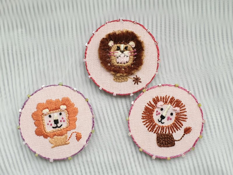 手工刺繡動物別針/鑰匙圈/獅子/ABC - 胸針 - 繡線 