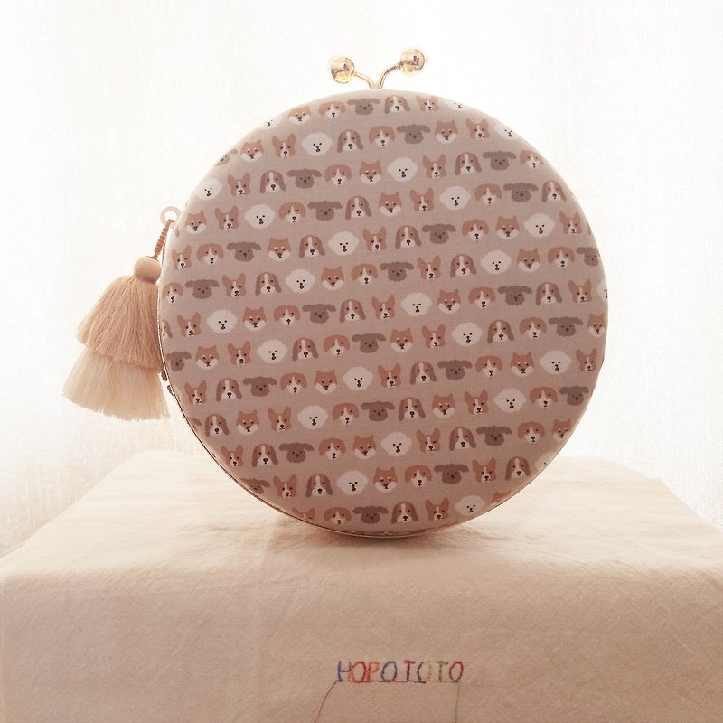 WITH MY LOVER DOG Wool felt double-sided small round bag with embroidery - กระเป๋าแมสเซนเจอร์ - ผ้าฝ้าย/ผ้าลินิน สีนำ้ตาล