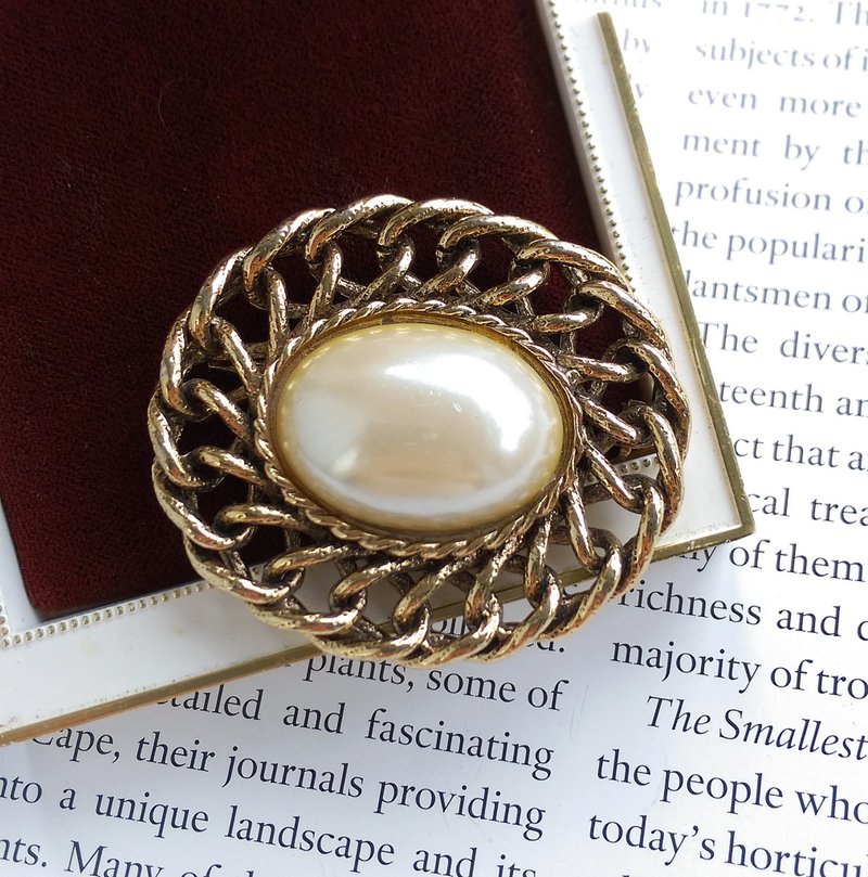 Vintage Jewelry 西洋古董飾品 1928 典雅簡單 環圈框仿珠 別針 - 徽章/別針 - 其他金屬 金色