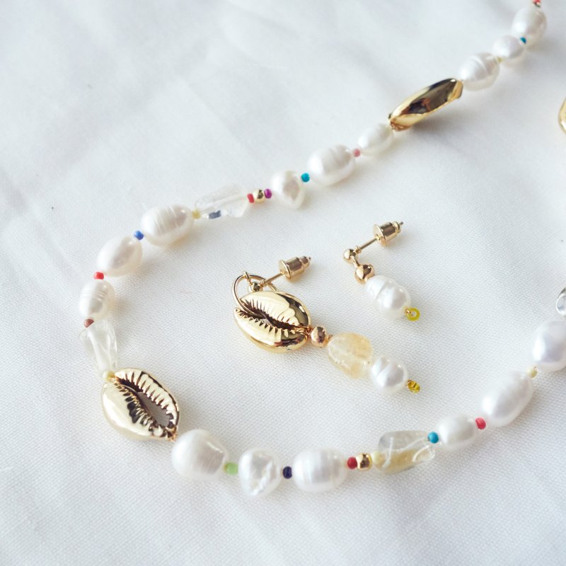 Golden seashell with freshwater pearl and natural stone - 耳環/耳夾/耳骨夾 - 貝殼 金色
