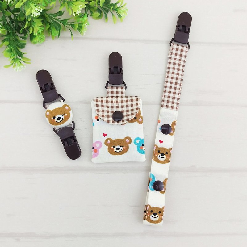 Smile Love Bear-3 colors are available. Symbol bag + pacifier chain + handkerchief clip (the symbol bag can be increased by 40 embroidered characters) - ของขวัญวันครบรอบ - ผ้าฝ้าย/ผ้าลินิน สีนำ้ตาล