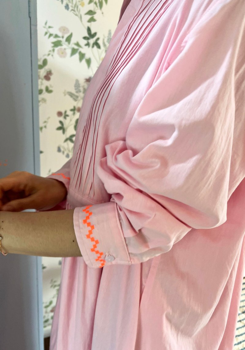 Joanne Maxi Dress - Pink Embroidery - 洋裝/連身裙 - 棉．麻 粉紅色