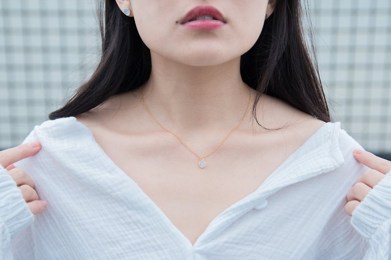 Round moonstone necklace collarbone bare skin - สร้อยคอ - เครื่องเพชรพลอย ขาว