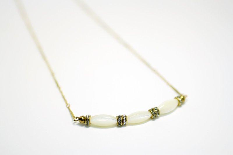 Smiling Shell Garland shell necklace natural stone brass ring diamond pieces - สร้อยคอ - เครื่องเพชรพลอย ขาว