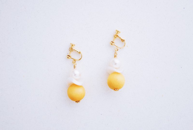 Little Snowman-Crystal Pearl Yellow Wood Bead Earrings - ต่างหู - โลหะ สีเหลือง