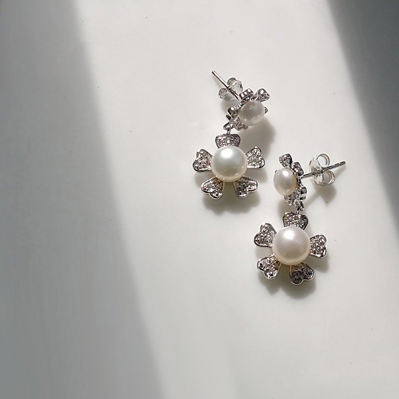 Bouquet- 925 純銀鑲白鋯石配淡水珍珠耳環 - 耳環/耳夾 - 純銀 銀色