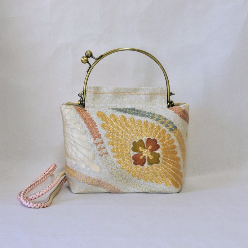 Kimono remake pouch frame shoulder bag - กระเป๋าแมสเซนเจอร์ - ผ้าไหม หลากหลายสี