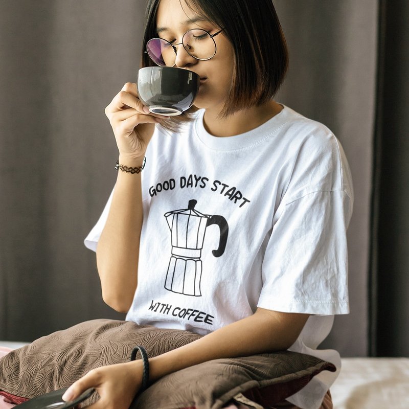 GOOD DAYS START WITH COFFEE unisex White t shirt - เสื้อยืดผู้หญิง - ผ้าฝ้าย/ผ้าลินิน ขาว